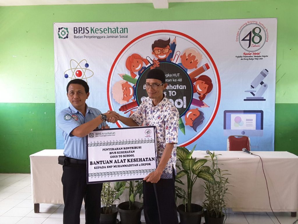 Kepala BPJS Cabang Kota Depok Nurifansyah menyerahkan bantuan alat kesehatan.