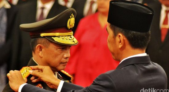 Presiden Joko Widodo memasangkan tanda pangkat Jenderal kepada Kapolri Tito Karnavian