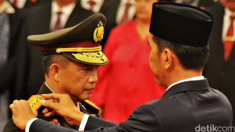 Presiden Joko Widodo memasangkan tanda pangkat Jenderal kepada Kapolri Tito Karnavian di Istana Presiden, Rabu (13/7/2016).