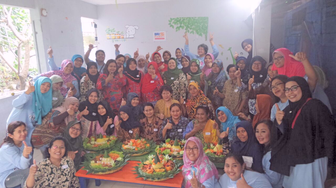 Chef Depok memberikan pelatihan bagi ibu-ibu di kawasan Bendungan Hilir.