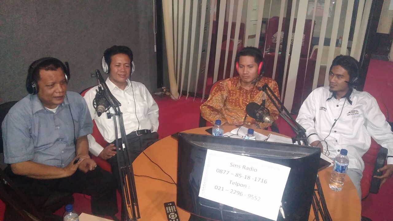 Anggota dewan pertimbangan, pengurus, anggota dan calon Ketua Kadin Depok membahas mukota di MPM Cemerlang Radio.