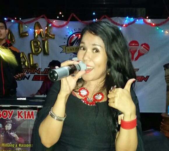 Penyanyi Minang Leni Alvin ketika tampil di acara Tanjungjati Sepakat Jabodetabek.