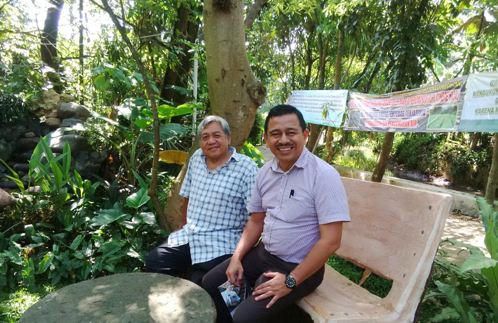 Bersama Eddy Djamaluddin, pemilik Kampung 99 Pepohonan.