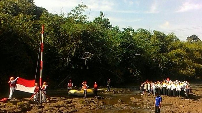 Komunitas Ciliwung mengadakan upacara pengibaran bendera merah putih di tengah Sungai Ciliwung.