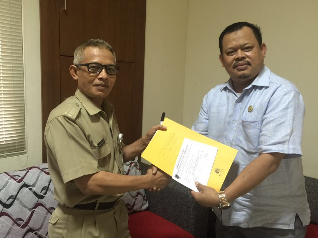 Bendahara DPD Partai Golkar Kota Depok Tadjudin Tabri menyerahkan SK Kepengurusan kepada Kepala Kesbangpol Taufan Abdul Fatah.