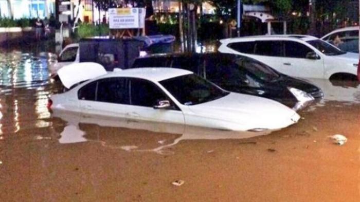 Inilah situasi ketika banjir melanda kawasan Kemang.
