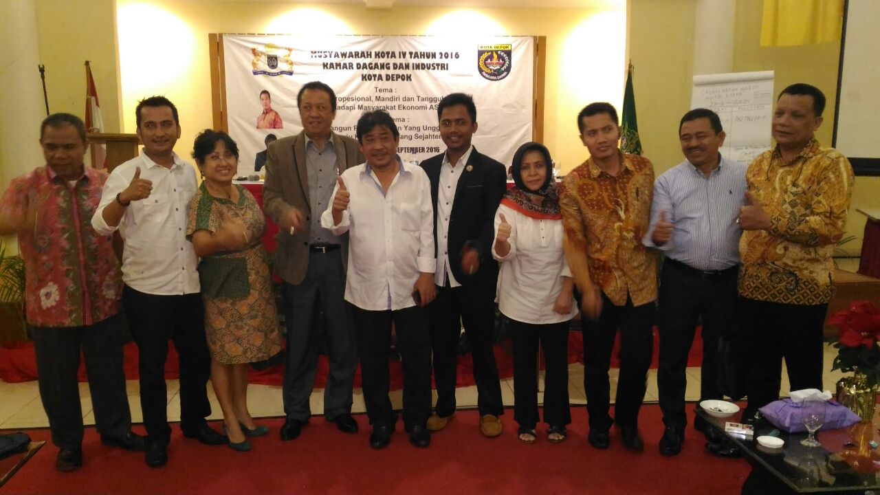 Miftah Sundar, Ketua Kadin Kota Depok terpilih foto bersama dengan Ketua Kadin Jawa Barat dan tim.