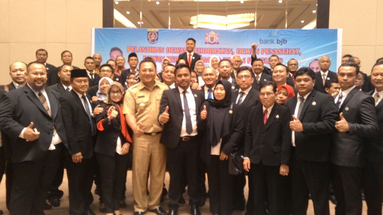Ketua Umum Kadin Jawa Barat Agung Suryamal dan Wakil Walikota Depok Pradi Supriatna berfoto bersama pengurus Kadin Kota Depok periode 2016-2021.