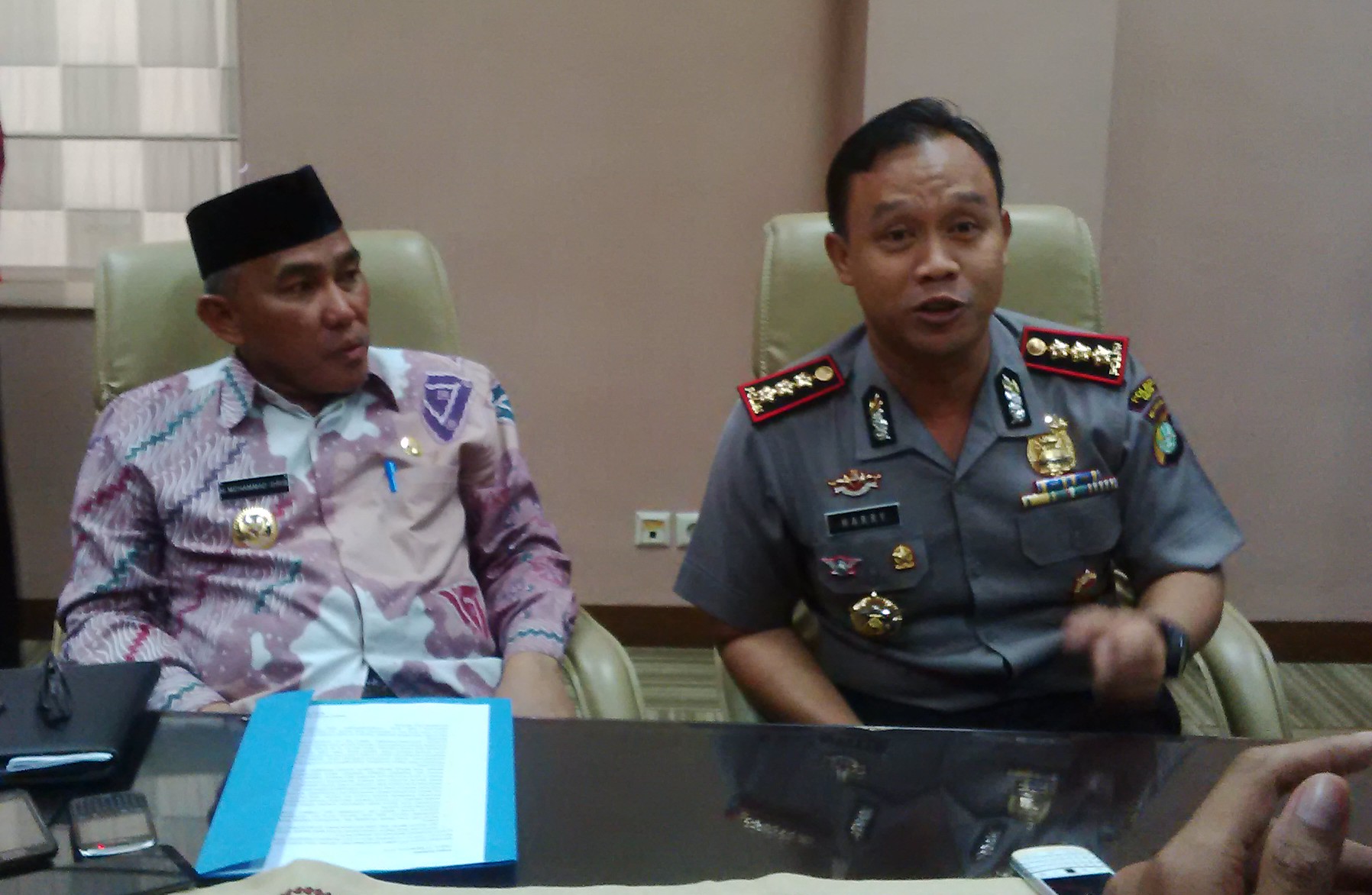 Walikota Depok Mohammad Idris memberikan penjasan soal 3 ASN pesta narkoba bersama Kapolresta Depok Kombes Harry Kurniawan.