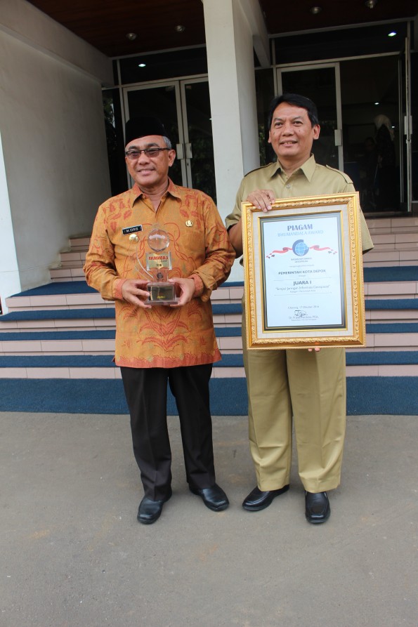 Kota Depok meraih Bumandala Award tahun 2016 yang diserahkan Kepala Bappenas dan diterima Walikota Depok Mohammad Idris.