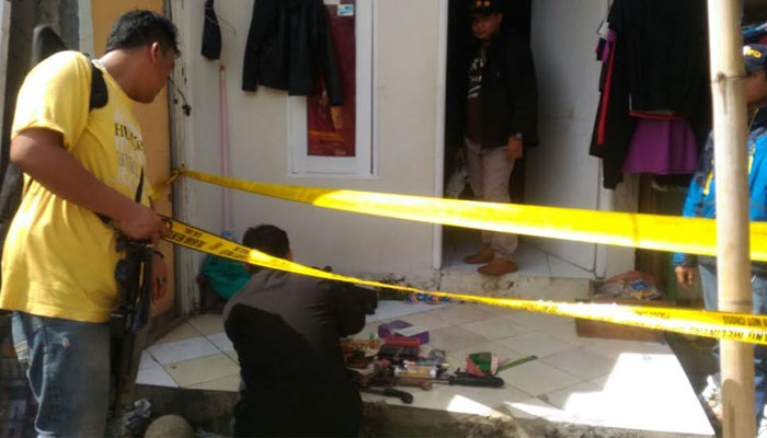 Polisi menggeledah sebuah rumah di kawasan Sukmajaya terkait penemuan 2 mayat laki-laki di Limo, Depok.