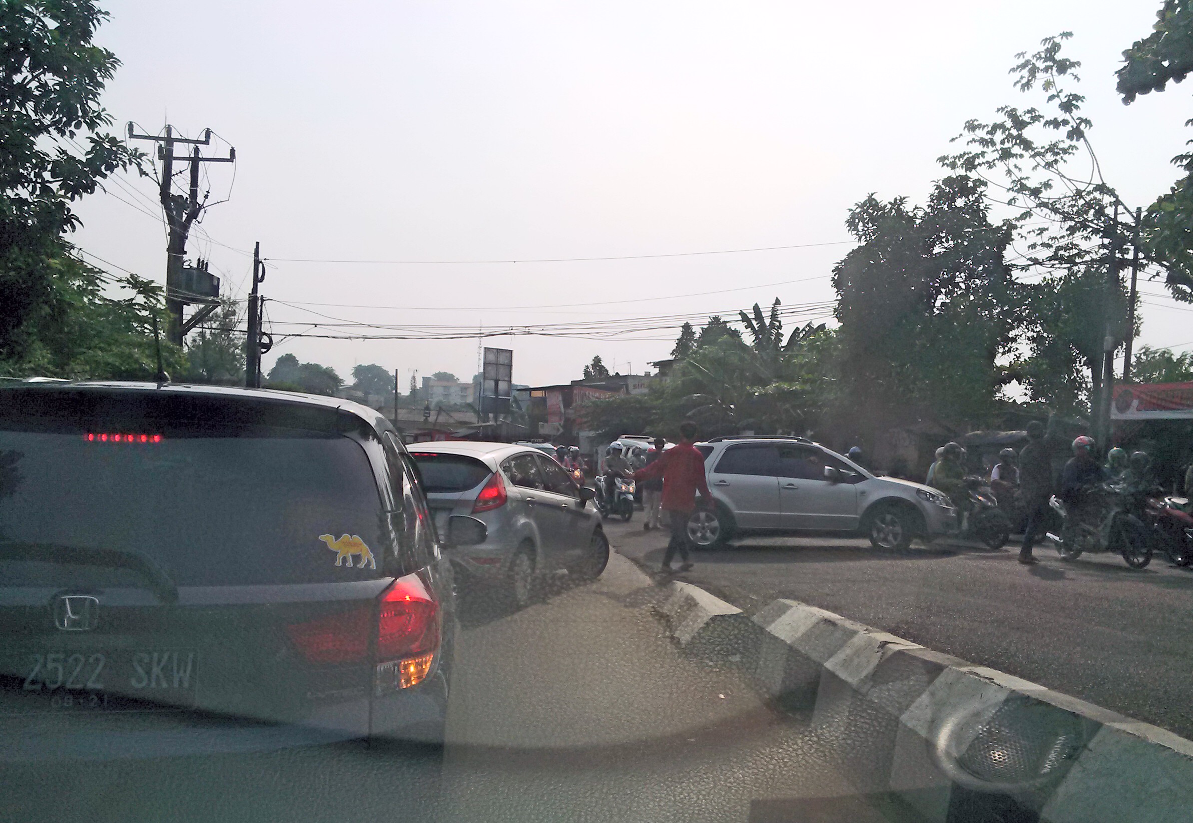 Polisi dan Dishub belum berhasil mengurai kemacetan lalulintas di Kota Depok. Mobil muyar balik sebelum Jalan Komjen M. Jasin Kelapa Dua menjadi penyebab kemacetan di sekitar akses UI.