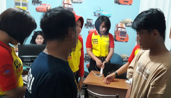 Tim Srikandi Polresta Depok sedang memeriksa 3 remaja yang diduga pelaku pemerkosaan terhadap siswi SMK.