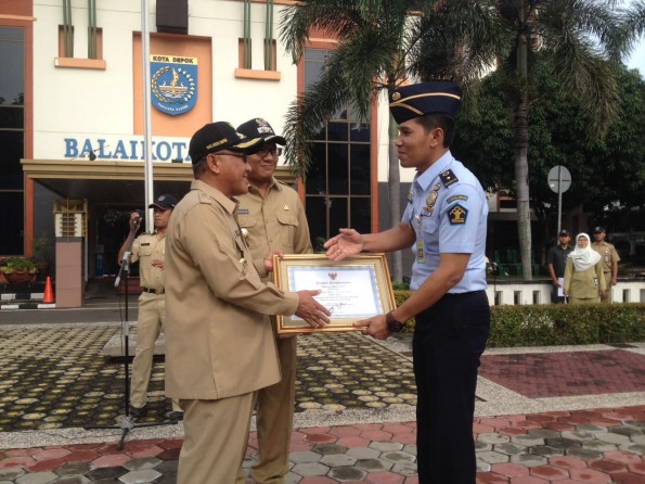 Walikota Depok Mohammad Idris menerima penghargaan dari Kemenkumham yang diserahkan Kepala Imigrasi Kota Depok, Dudi Iskandar.