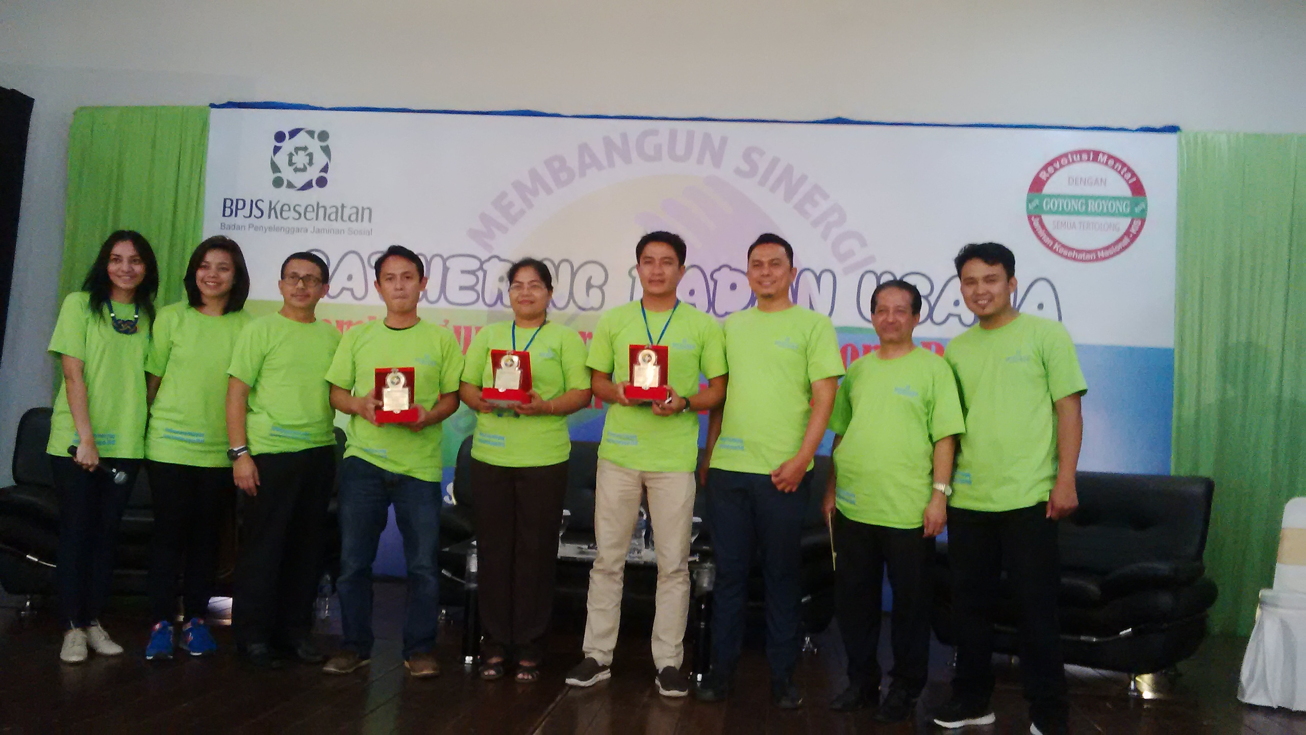 Foto bersama penerima penghargaan dari Kepala Cabang BPJS Kota Depok.