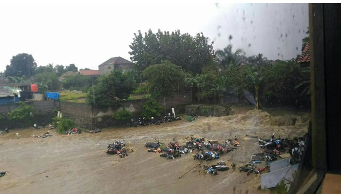 Banjir bandang di Bogor. Sepeda motor dibawa arus air bah.