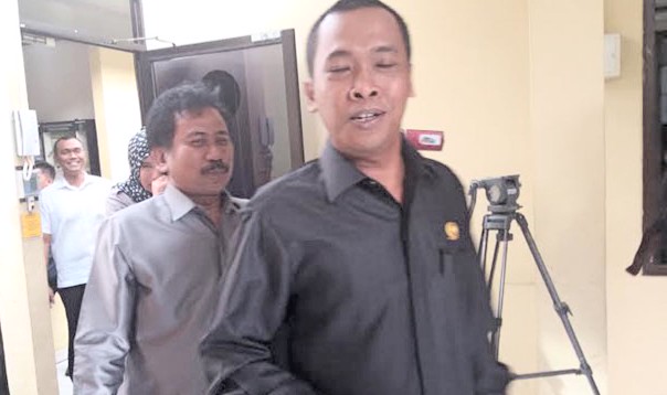 Ketua BKD DPRD Depok, Fitri Hariono bersama tim mendatangi Polresta Depok.