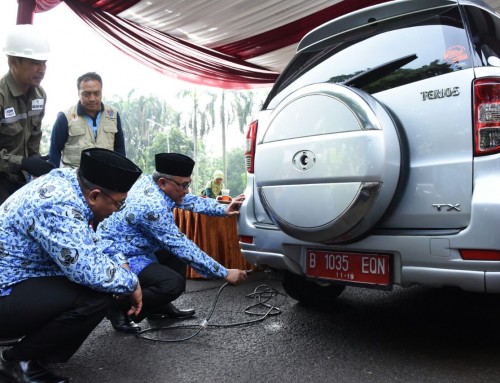 Walikota Depok Mohammad Idris bersama Wakil Walikota Depok Pradi Supriatna ketika melakukan uji emisi di balaikota.