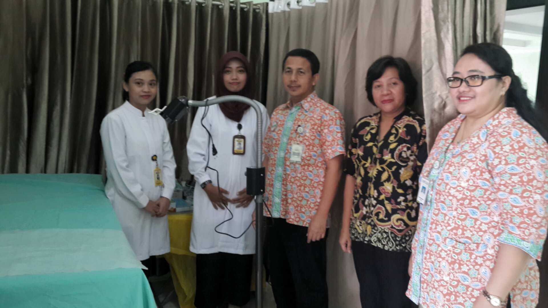 Tim dokter yang melakukan pemeriksaan IVA/Pabsmear berfoto bersama Kepala BPJS Kesehatan Cabang Depok, dr Nurifansyah.