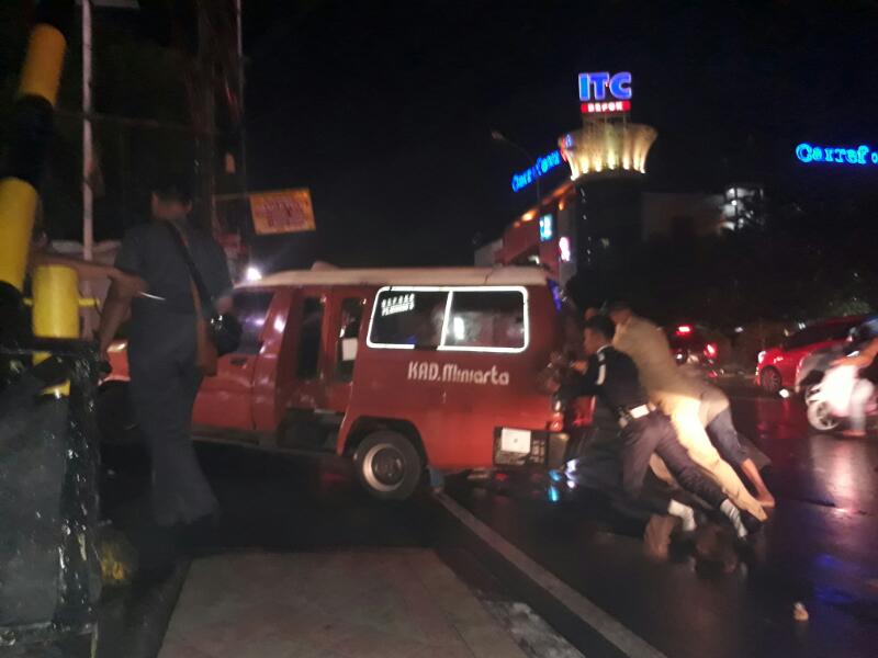 Wakil Walikota Depok ikut mendorong mobil yang mogok di Jalan Margonda Depok.
