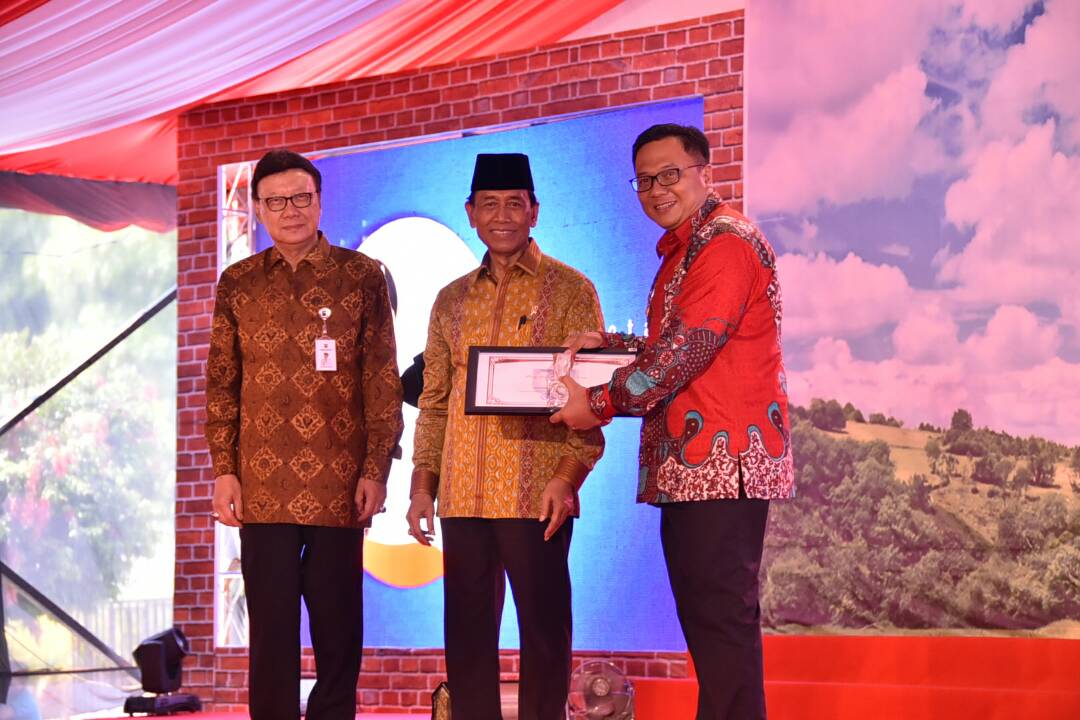 Wakil Walikota Depok Pradi Supriatna menerima penghargaan dari Menkopolhukam Wiranto di Sidoarjo.