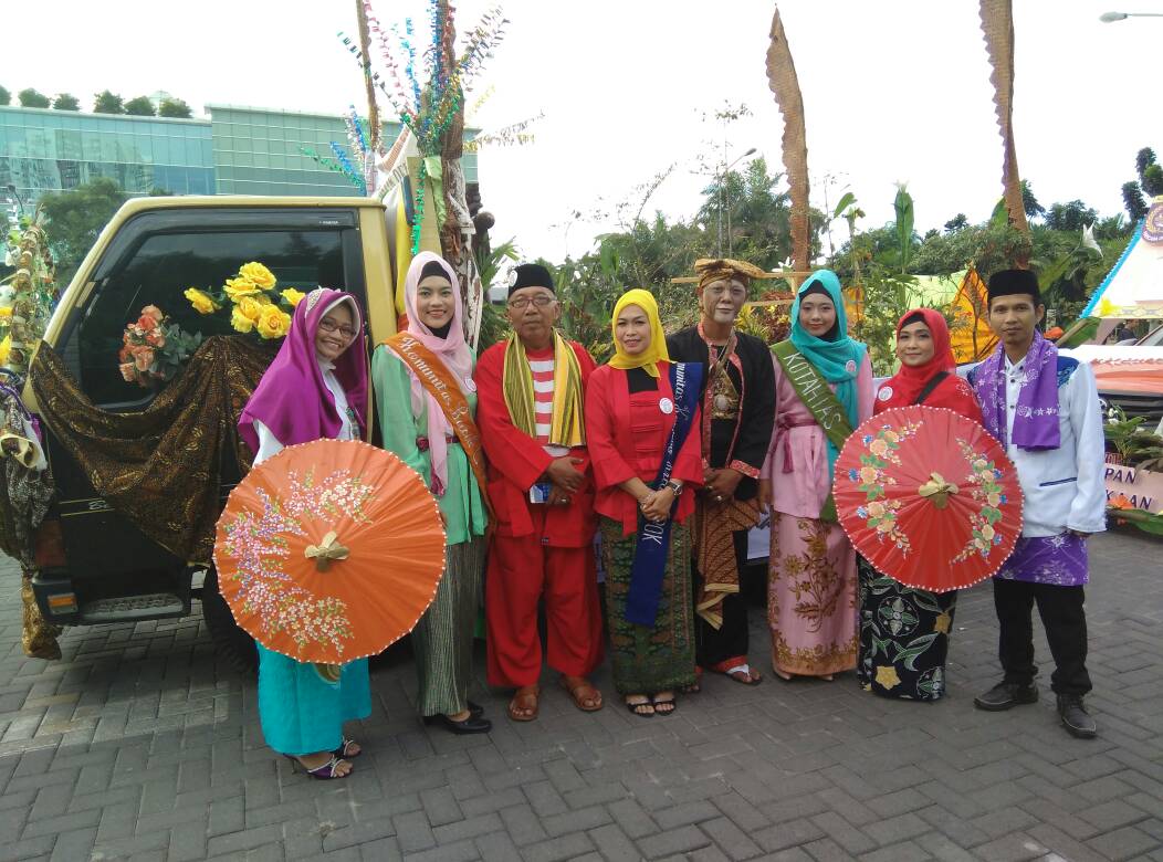 Tim dari Komunitas Batik Depok saat Karnaval Depok 2017.