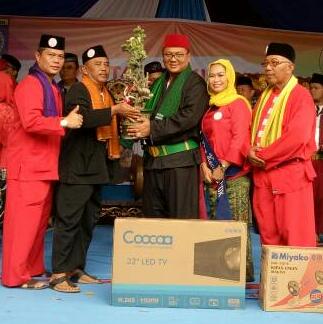 Wakil Walikota Depok menerima bonsai dari K3D Depok.