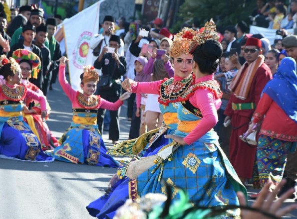 Sanggar tari Ayodyapala memeriahkan Karnaval Depok 2017.