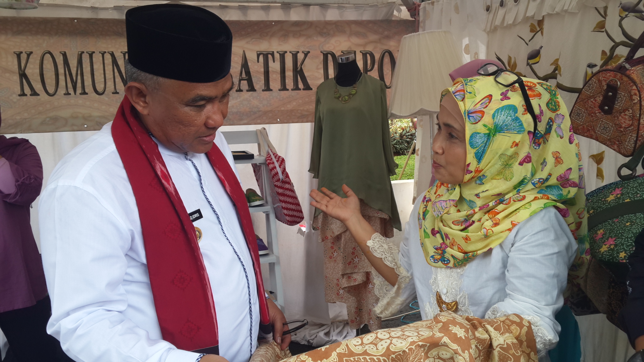 Ketua Komunitas Batik Depok (Kombad) Ambar ketika menjelaskan batik kepada Walikota Depok Mohammad Idris.
