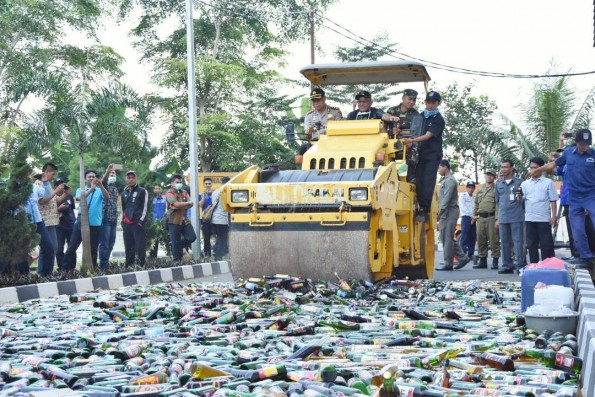 Walikota Depok Mohammad Idris memimpin acara pemusnahan ribun botol minuman keras yang disita Satpol PP.