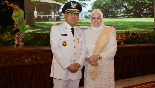 Gubernur Riau Andi Rachman bersama istri.