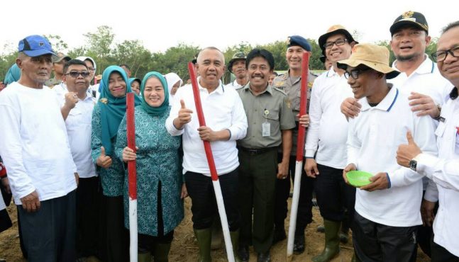 Gubernur Riau bersama istri menanam jagung di Kabupaten Kampar.