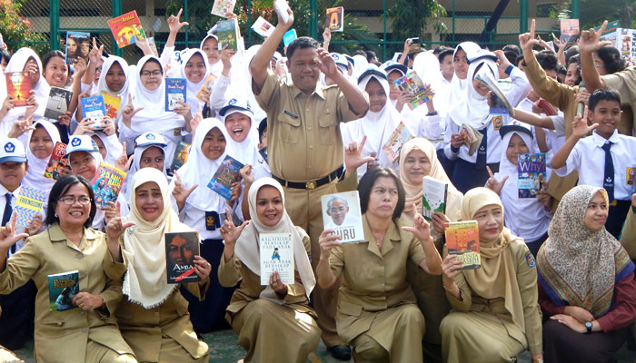 Sumarno (berdiri) Kepala SMP Negeri 2 Kota Depok bersama guru dan siswa SMP Negeri 2 Kota Depok.