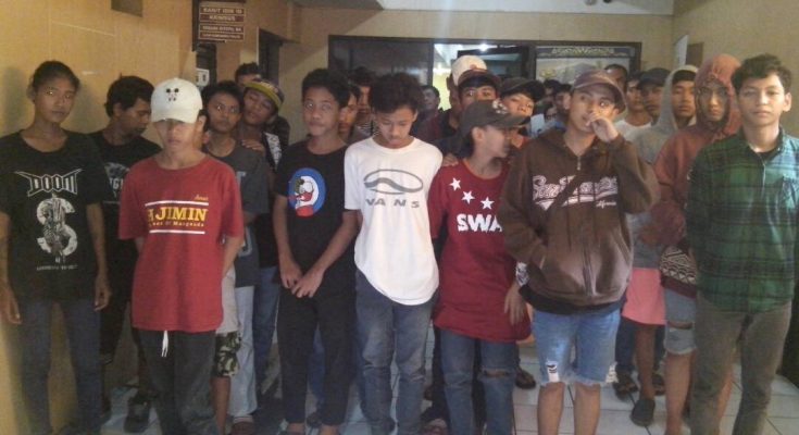 Puluhan remaja ini ditangkap saat asik pesta miras di Depok, Kota Religius.
