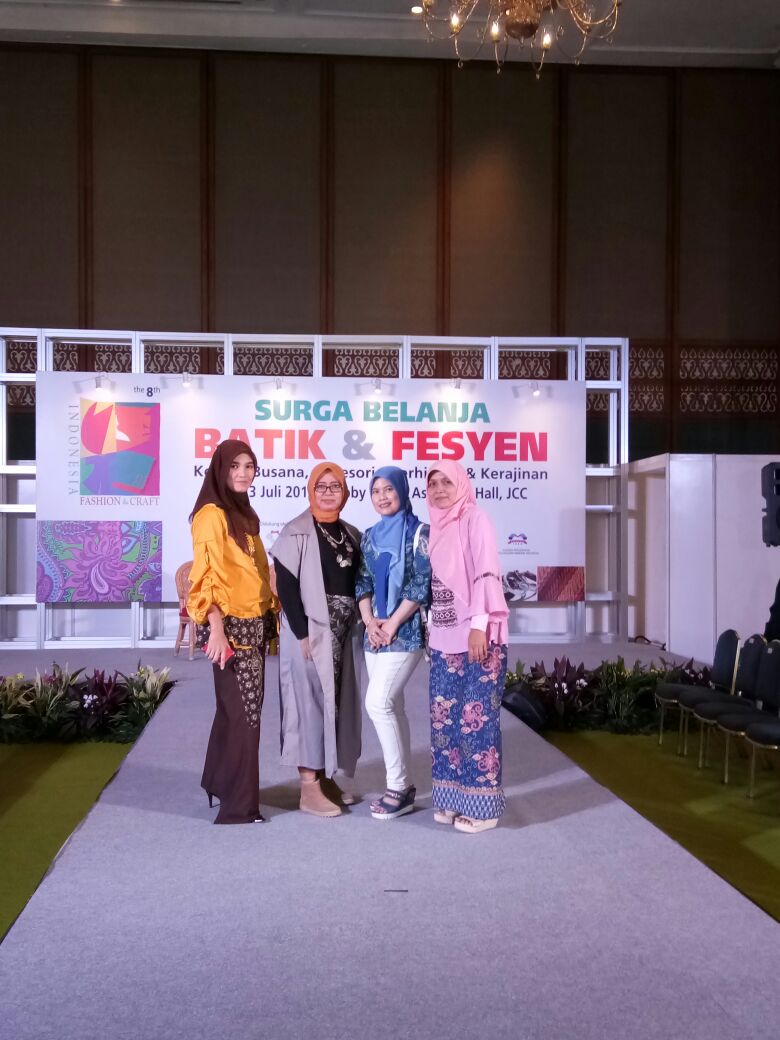 Komunitas Batik Depok menampilkan berapa rancangannya di acara Batik dan Fesyen di JCC Jakarta. 