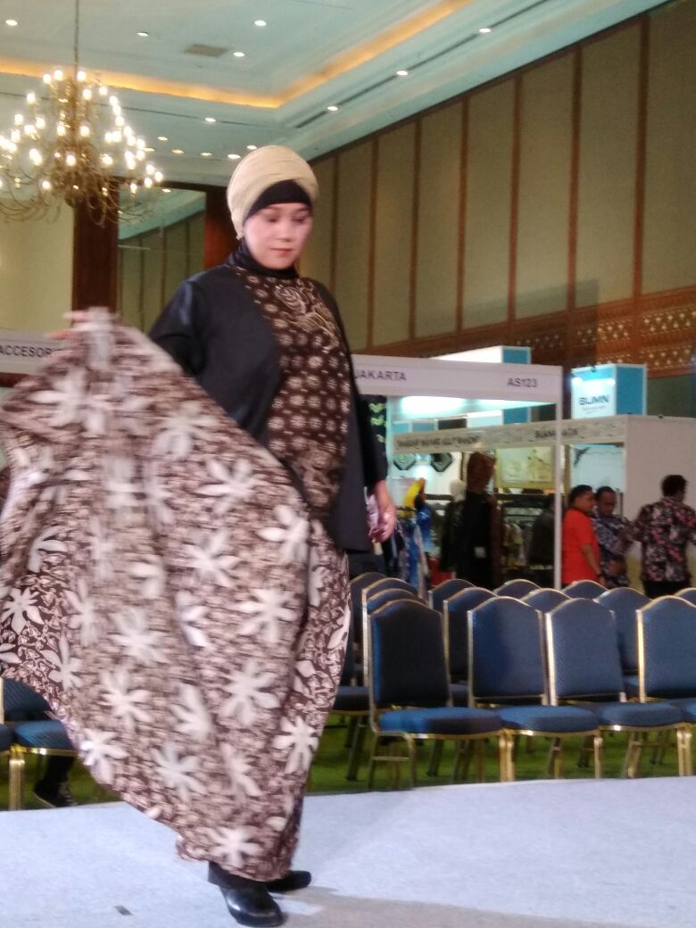 Siti Nurjanah pengurus Kadin Depok yang juga anggota DPRD Depok di atas catwalk. 