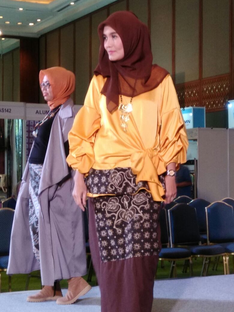 Pengurus Komunitas Batik Depok tampil di acara Batik dan Fesyen di JCC Jakarta. 