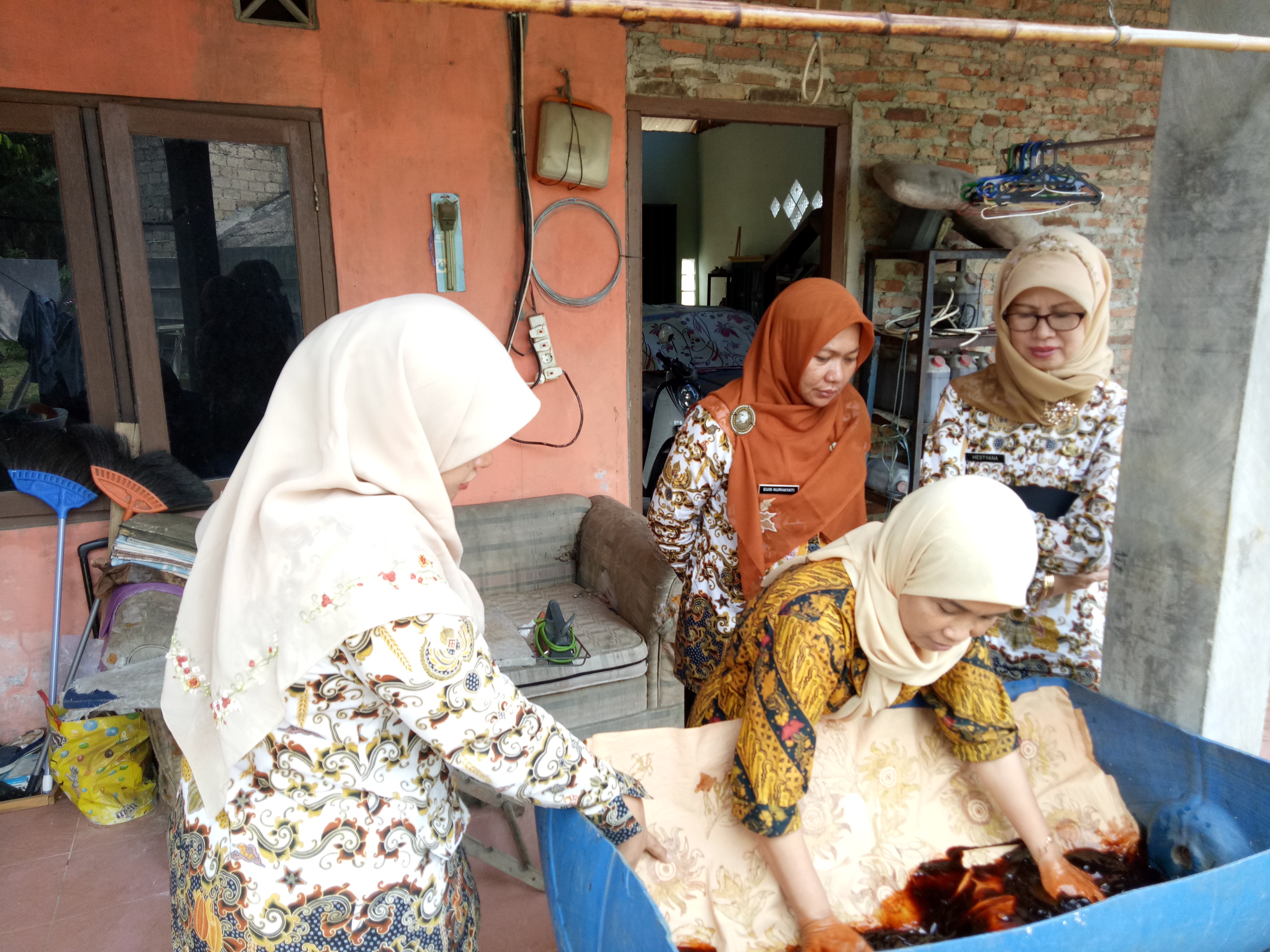 Sekdis Perdagangan dan industri Hestyana melihat proses pewarnaan pada batik warna alam milik Ambar. 