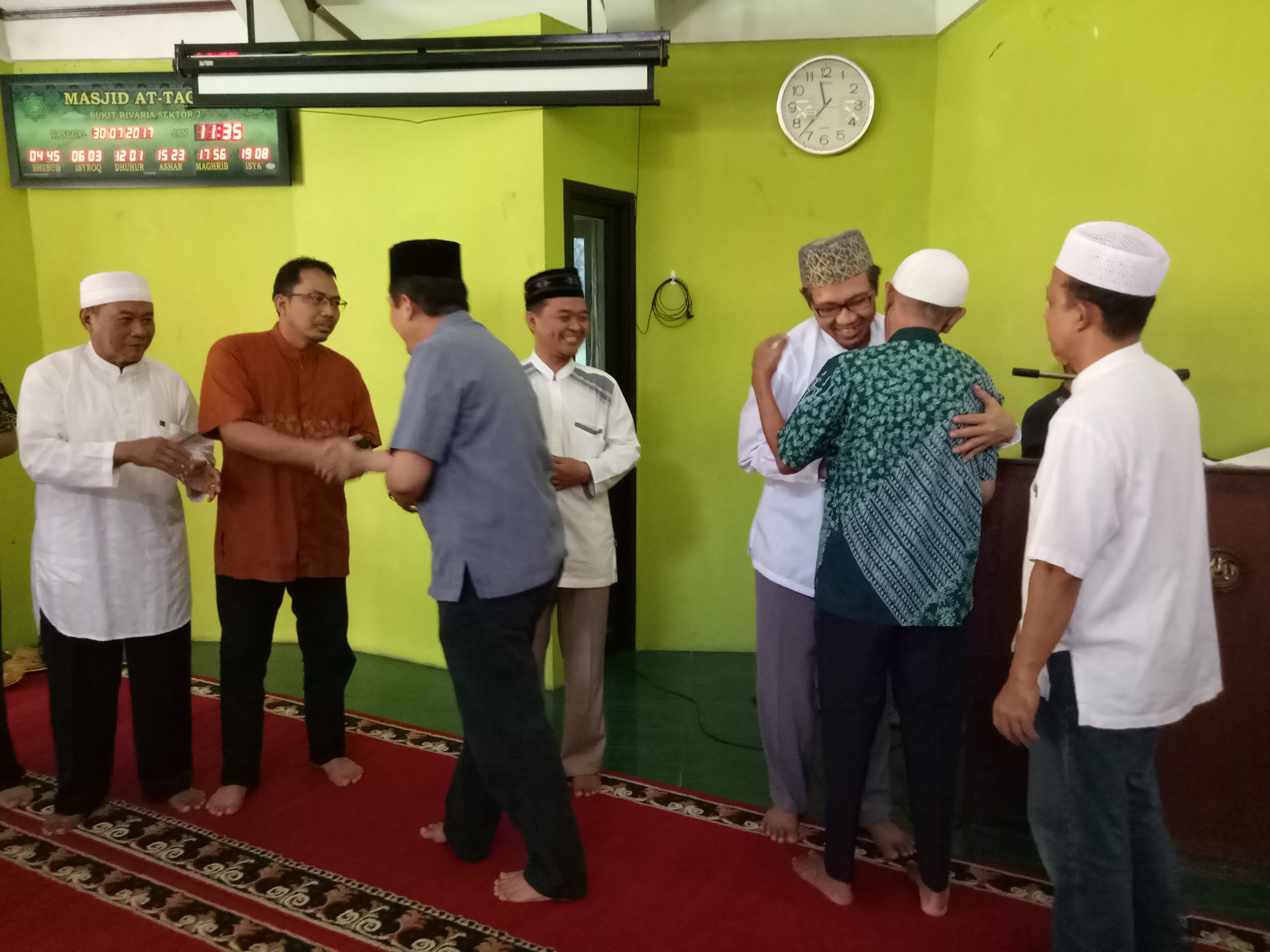 Jemaah masjid At Taqwa Bukit Rivaria melepas keberangkatan calon jemaah haji yang merupakan jemaah Masjid At Taqwa. 