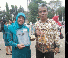 Bunda Elly bersama Eka Bachtiat Kepala DPAPMK Kota Depok memegang Piala Pakarti.