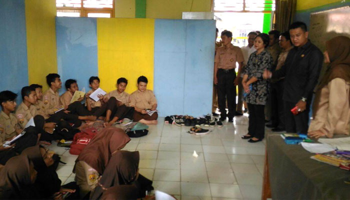 Puluhan siswa MTsN Kota Depok terpaksa belajar di lantai karena tidak ada kursi dan meja belajar.