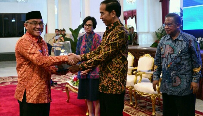 Walikota Depok meraih penghargaan dari Presiden Joko Widodo.