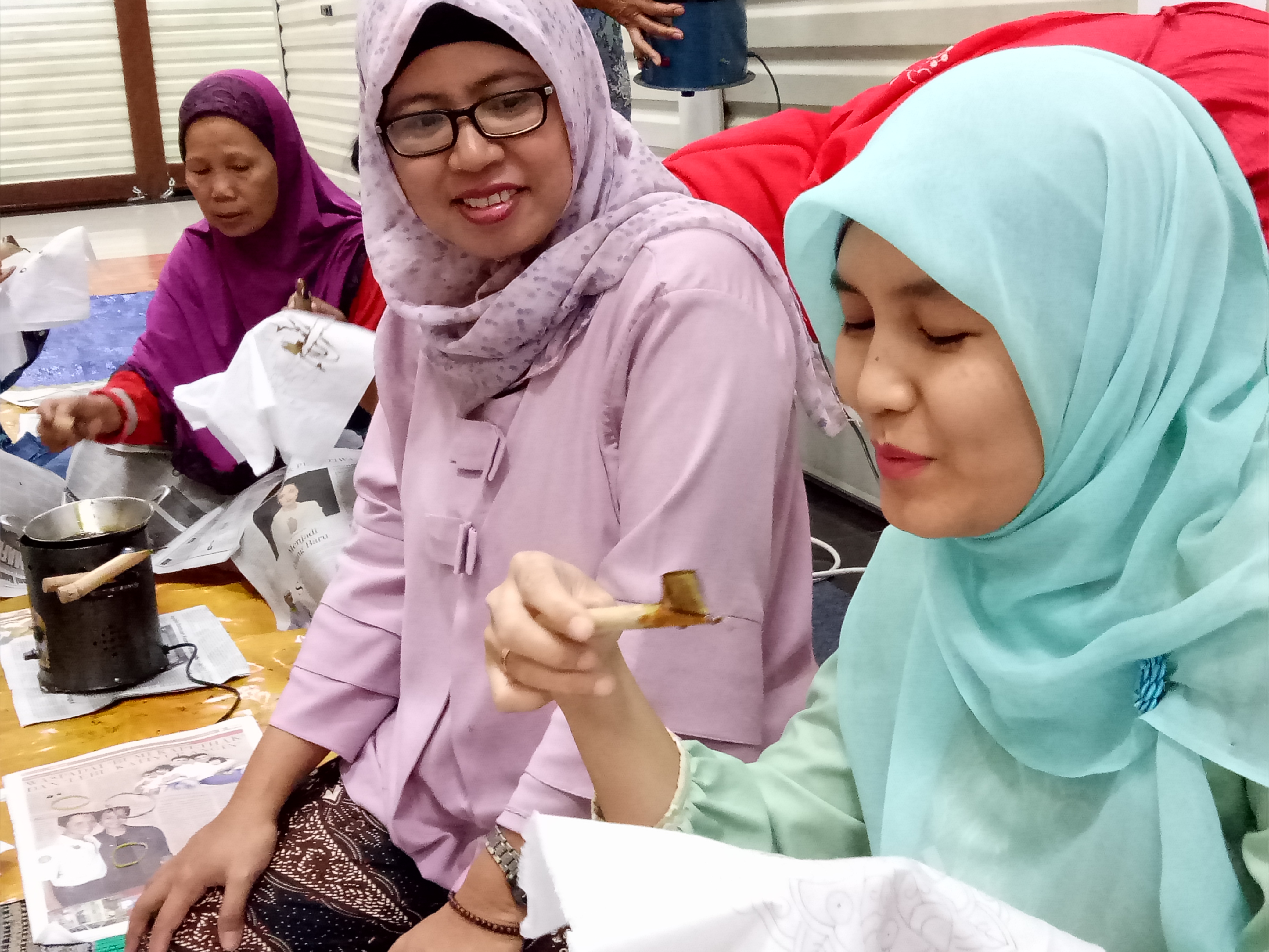 Kalangan UMKM Kota Depok tampak serius mengikuti workshop membatik di Mall Detos. 