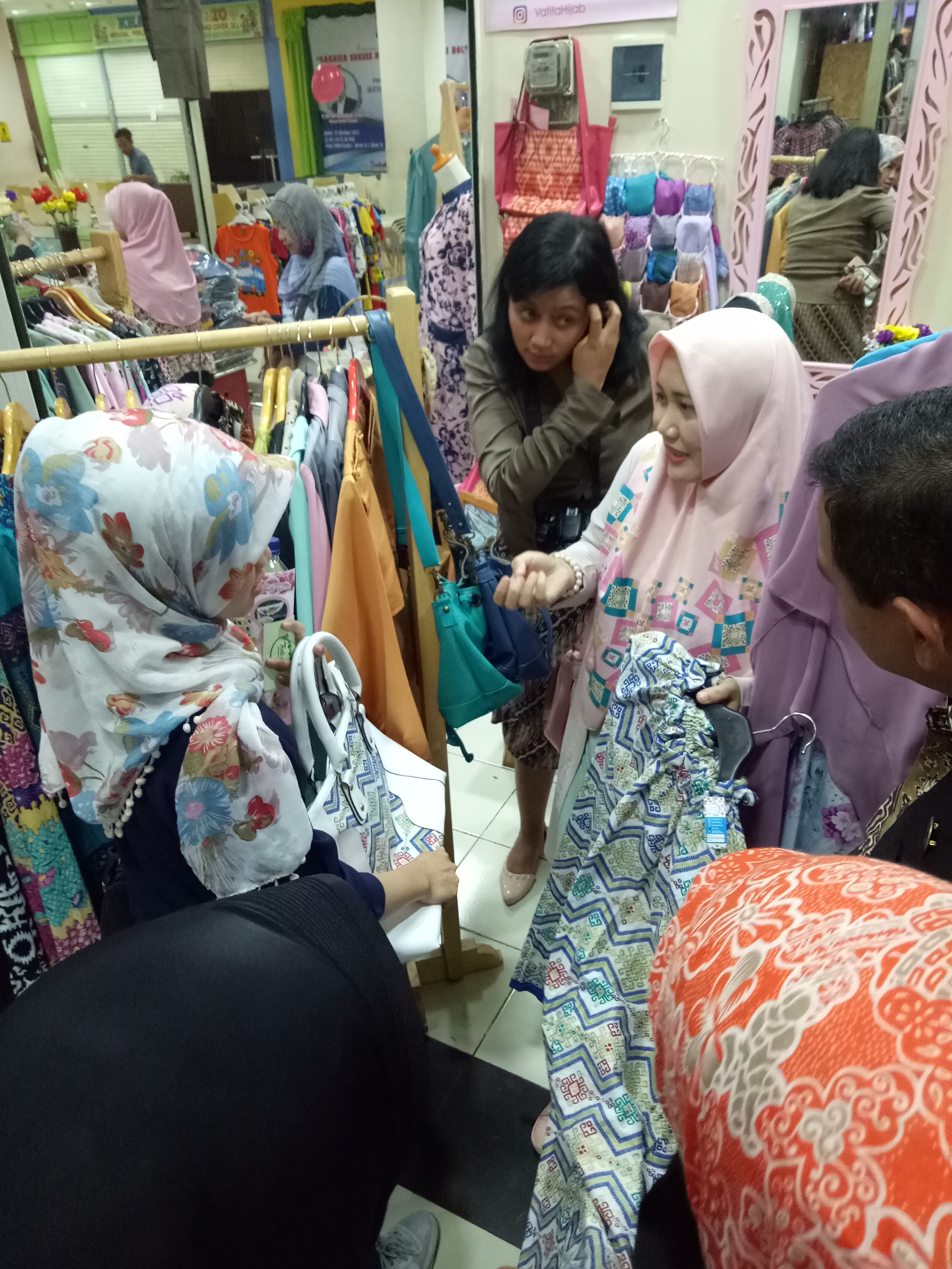 Salah seorang pengusaha UMKM Kadin Depok memberikan penjelasan fashion kepada Duta UMKM Jogyakarta. 