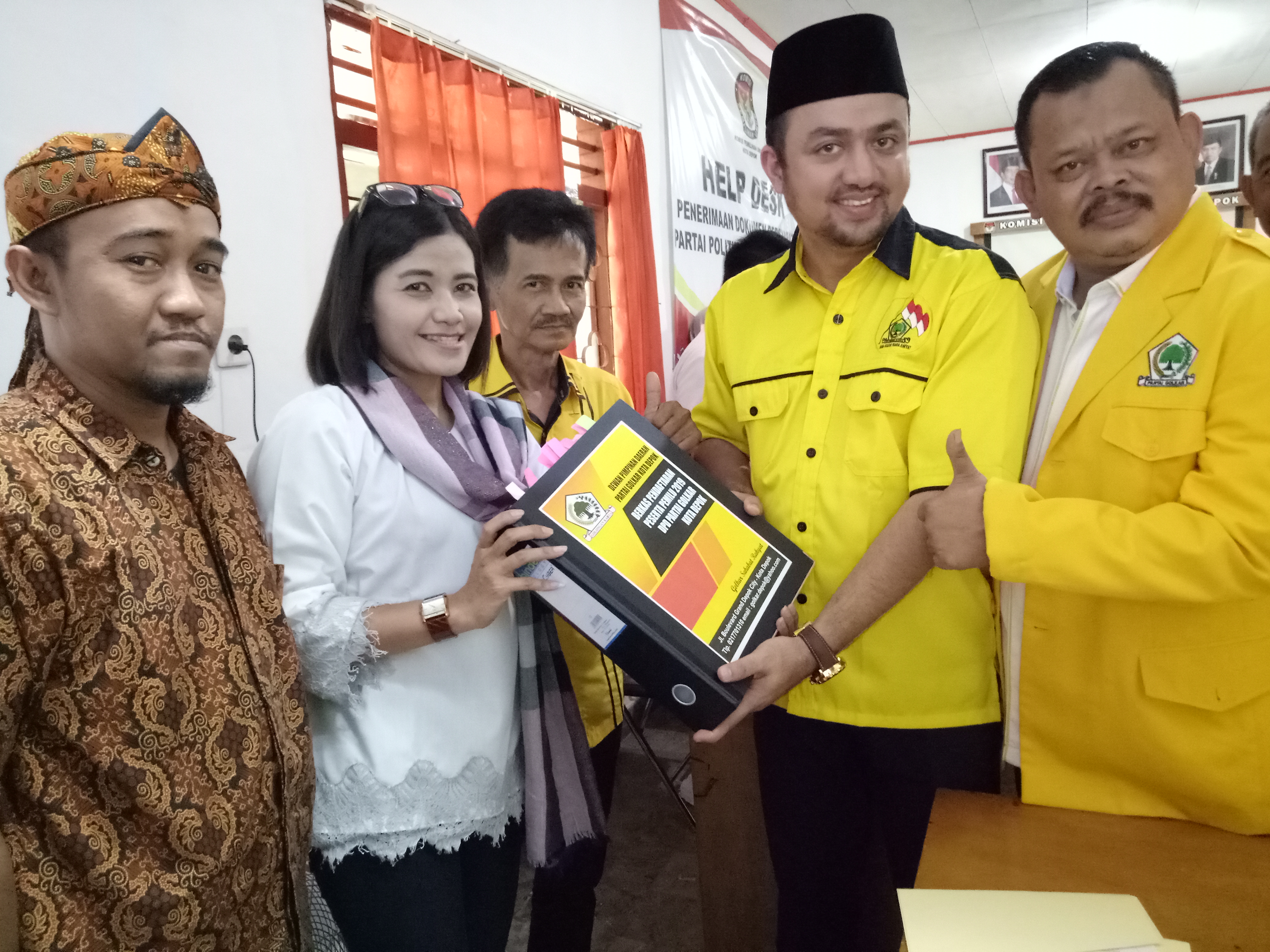 Ketua DPD Partai Golkar Kota Depok Farabi A.  Rafiq didampingi puluhan pengurus menyerahkan berkas pendaftaran peserta Pemilu 2019 kepada Ketua KPUD Kota Depok Titik Nurhayati. 