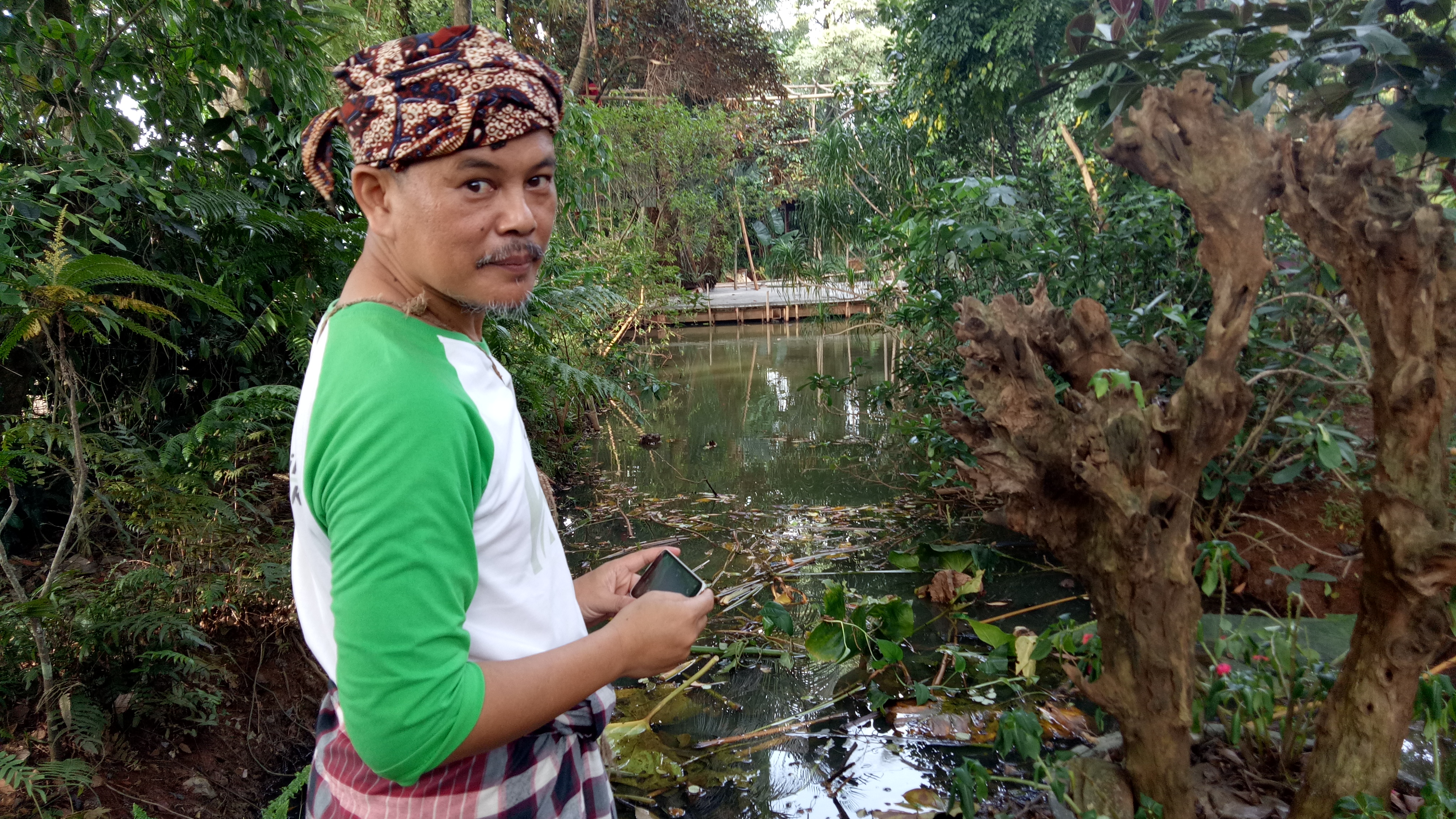 Heri Gonku inisiator Kampoong in the Garden (KIG)  di sekitar Situ Pengasinan Sawangan Kota Depok. 