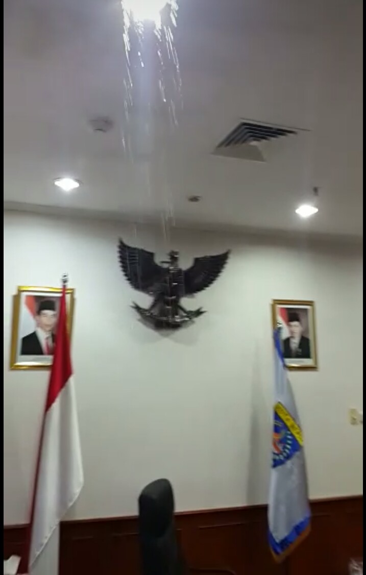 Air menetes deras dari celah lampu di ruang kerja Wakil Walikota Depok Pradi Supriatna. 