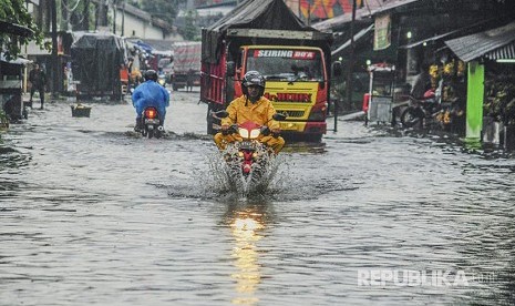 Banjir melanda 3 kecamatan di Kabupaten Bandung. Ribuan orang terpaksa mengungsi. (ant)