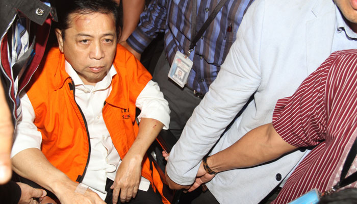 Setya Novanto berkursi roda menuju KPK. Ketua DPR RI ini mengenakan rompi Orange tahanan KPK.