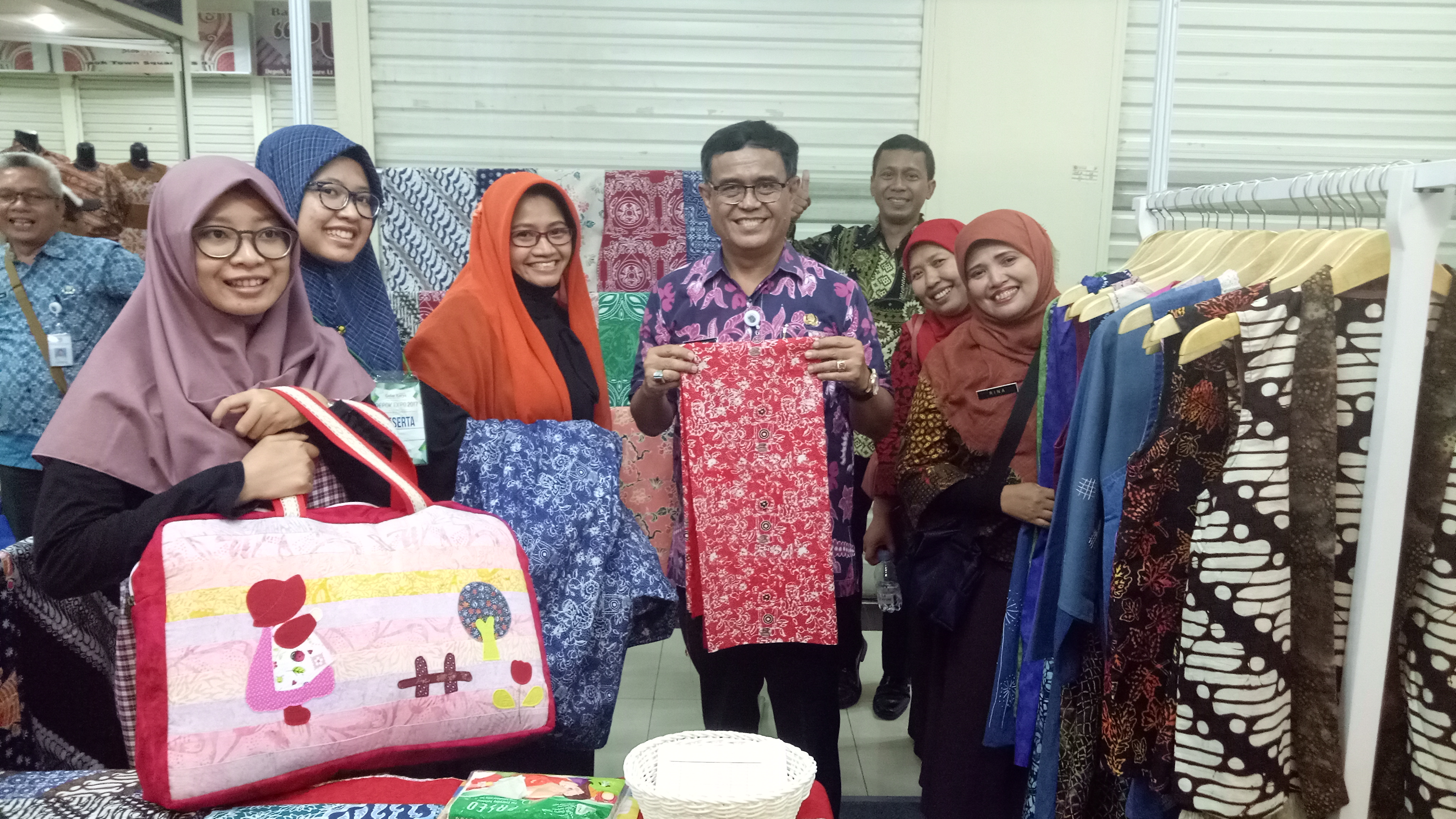 Herman Hidayat meninjau stand batik Depok yang dikembangkan Komunitas Batik Depok (Kombad). 